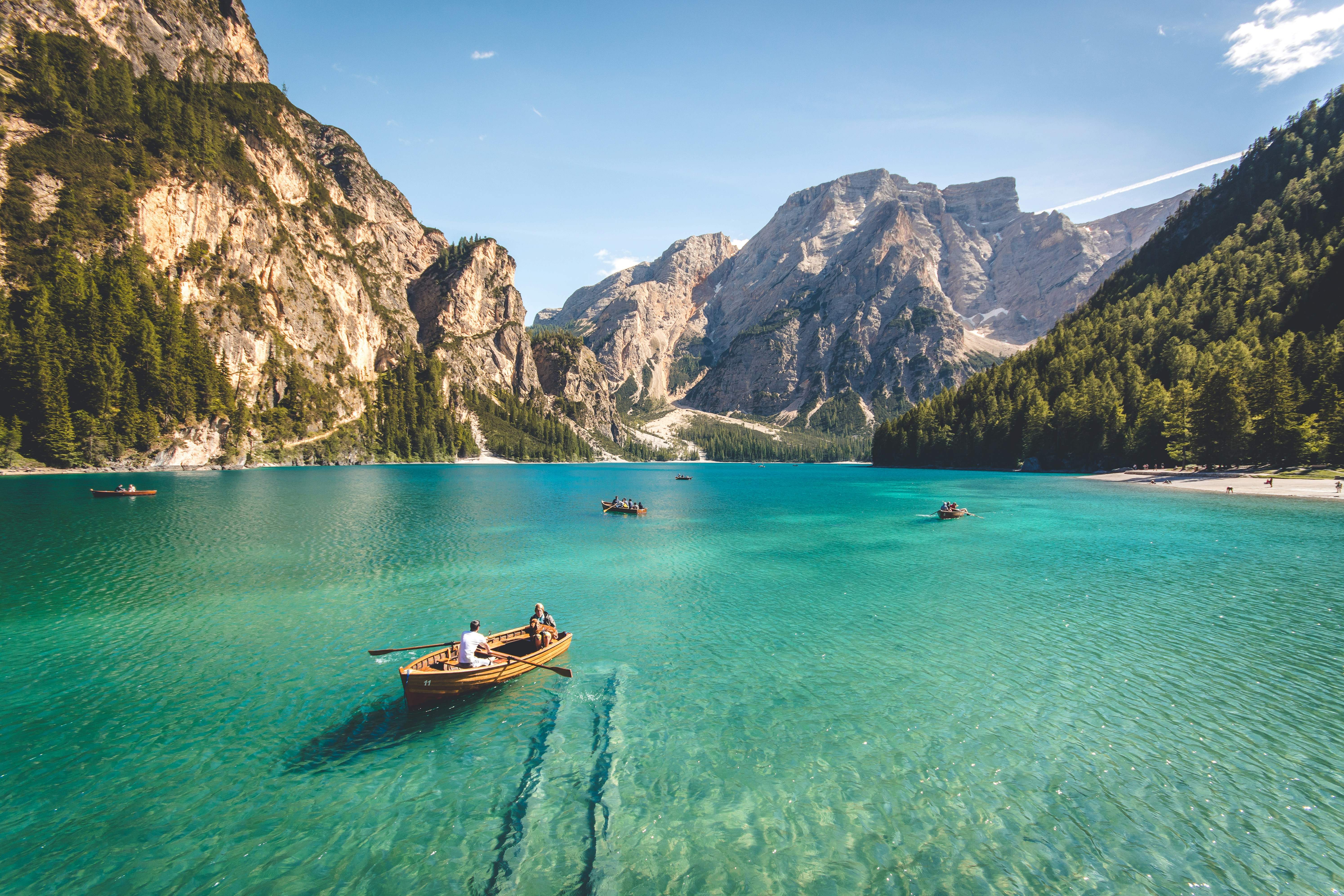 Barcos a remo em lago nas Dolomitas